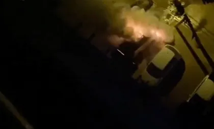 O mașină în flăcări O mașină în flăcări