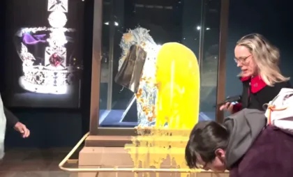 Vitrina în care este Coroana Imperială, vandalizată Vitrina în care este Coroana Imperială, vandalizată