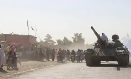 Un luptător taliban afgan stă pe un tanc lângă granița dintre Afganistan și Pakistan Un luptător taliban afgan stă pe un tanc lângă granița dintre Afganistan și Pakistan