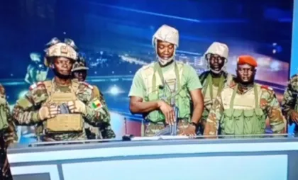 Mai mulți soldați au apărut la televiziunea publică din Benin pentru a anunța că au preluat puterea Mai mulți soldați au apărut la televiziunea publică din Benin pentru a anunța că au preluat puterea