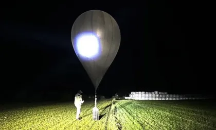 Fotografie nedatată, publicată de Serviciul de Pază de Frontieră al Lituaniei cu un ofițer care inspectează un balon folosit pentru transportul țigărilor în Lituania