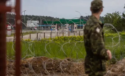 Grănicer polonez privind înspre cealaltă parte a graniței cu Belarus Grănicer polonez privind înspre cealaltă parte a graniței cu Belarus