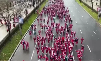 Alergători costumați în Moș Crăciun