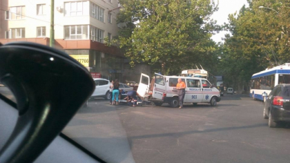 Accident grav in capitala. Un motociclist s-a ciocnit violent cu un automobil - FOTO Accident grav in capitala. Un motociclist s-a ciocnit violent cu un automobil - FOTO