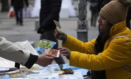 Clientă la o tarabă în Sofia, plătind în euro, 1 ianuarie 2026 