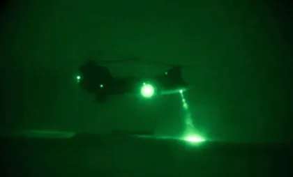 Elicopter CH-47 „Chinook”, fotografiat în timpul unei operațiuni pe timp de noapte 