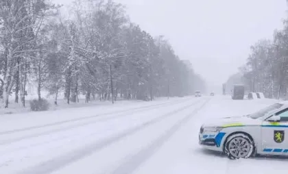 Drum acoperit cu zăpadă 