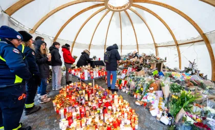 flori depuse victimelor