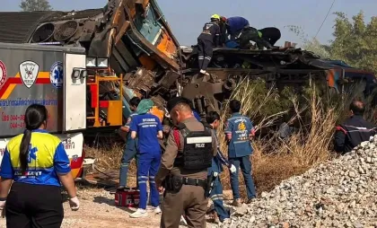 Imagine cu trenul distrus de macarea