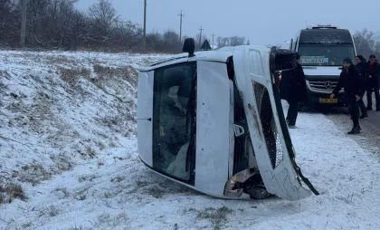 Mașina răsturnată 