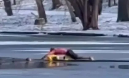 Momentul în care migrantul indian încearcă să salveze fetița