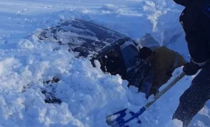 Mașina înzăpezită