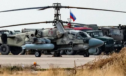 Un elicopter militar de atac Kamov Ka-52 Alligator al Forțelor Aeriene Ruse Un elicopter militar de atac Kamov Ka-52 Alligator al Forțelor Aeriene Ruse