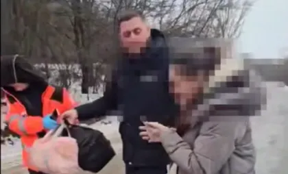 O femeie însărcinată ajutată de polițiști O femeie însărcinată ajutată de polițiști