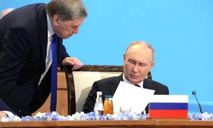 Consilierul Iuri Ușakov și președintele Vladimir Putin Consilierul Iuri Ușakov și președintele Vladimir Putin