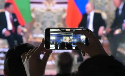 Vladimir Putin, fotografiat în timpul unei întâlniri cu un lider străin de un jurnalist acreditat pe lângă Kremlin Vladimir Putin, fotografiat în timpul unei întâlniri cu un lider străin de un jurnalist acreditat pe lângă Kremlin