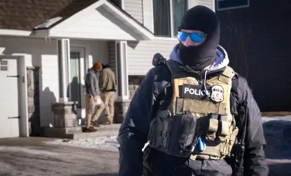 Agenții ICE în fața unei case din Circle Pines