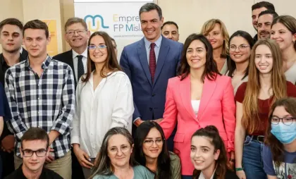 Premierul spaniol Pedro Sanchez, fotografiat în timpul unei vizite la un centru de formare profesională din Valencia în 2022 Premierul spaniol Pedro Sanchez, fotografiat în timpul unei vizite la un centru de formare profesională din Valencia în 2022