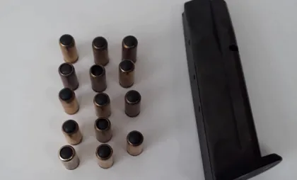 Încărcătorul pentru pistol traumatic și cartușele depistate 