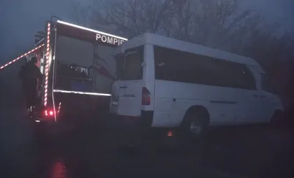 Microbuzul și autospeciala implicate în accident 