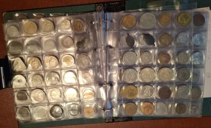 Monede ridicate în urma perchezițiilor
