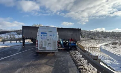 Accident grav la Troița Nouă: șase persoane, printre care doi bebeluși, au avut nevoie de îngrijiri medicale, după ce un camion a intrat pe contrasens și a lovit o mașină – FOTO