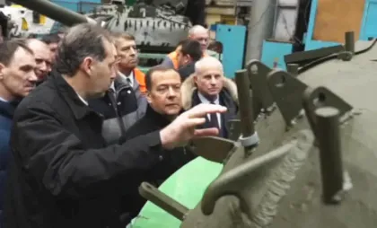 Dmitri Medvedev in vizita la o fabrica de armament