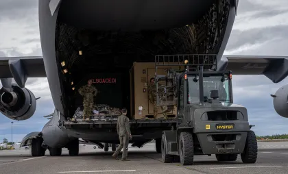 O aeronavă militară C-17 O aeronavă militară C-17