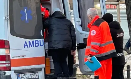 Femeie preluată de AMU