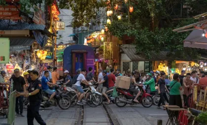Oameni pe o stradă din Hanoi Oameni pe o stradă din Hanoi