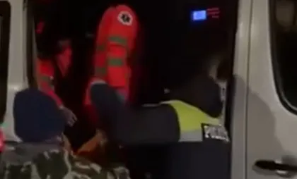 Polițiștii din Strășeni au salvat un bărbat de 62 de ani, transportându-l pe jos 500 de metri până la ambulanță din cauza drumurilor blocate de zăpadă - VIDEO