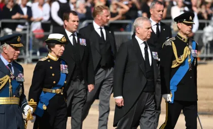 Andrew (al treilea de la stânga la dreapta), căruia i-a fost retras titlul de prinț, alături de frații săi: regele Charles, prințesa Anne și prințul Edward, la funeraliile reginei Elisabeta a II-a Andrew (al treilea de la stânga la dreapta), căruia i-a fost retras titlul de prinț, alături de frații săi: regele Charles, prințesa Anne și prințul Edward, la funeraliile reginei Elisabeta a II-a