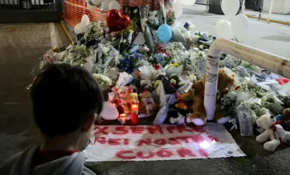 Flori și lumânări pentru micuțul Domenico Flori și lumânări pentru micuțul Domenico