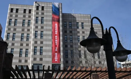 Baner pe ambasada Rusiei la Seul