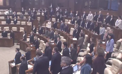 Deputații țin un minut de reculegere