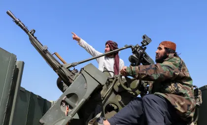 Luptători talibani cu un tun antiaerian după loviturile aeriene pakistaneze