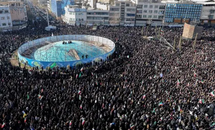 Oamenii s-au adunat pentru a deplânge moartea liderului suprem al Iranului, ayatollahul Ali Khamenei, la Teheran, Iran