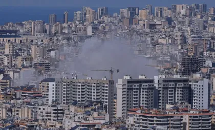 Fum negru deasupra suburbiei Dahiyeh din Beirut