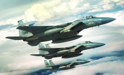Escadrila 389 de vânătoare, parte a Forțelor Aeriene ale Statelor Unite, zboară într-o formație de trei avioane F-15E Strike Eagles