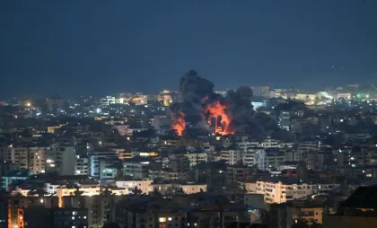 Flăcări și fum negru în urma atacului