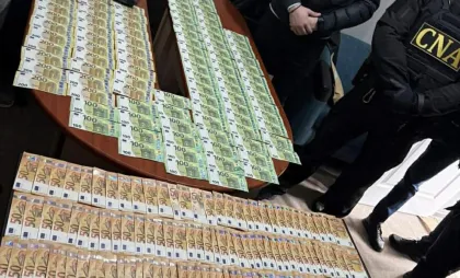 Bani ridicați după dare de mită