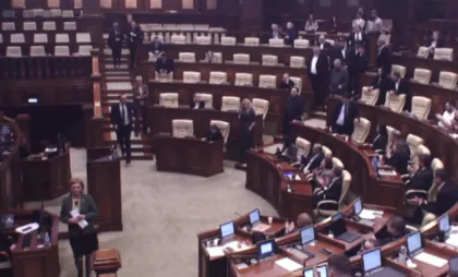 Tensiuni și huiduieli în Parlament după votul pentru Herman von Hebel: opoziția acuză graba PAS, iar experții spun că schimbarea regulilor „erodează credibilitatea reformei justiției” - VIDEO