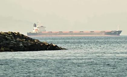 O navă de marfă în Strâmtoarea Ormuz 