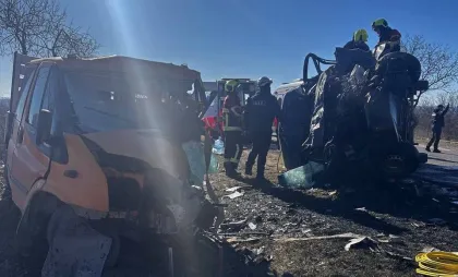 Accident grav în apropiere de Negrești: Un șofer și un pasager au decedat, după ce două mașini s-au lovit frontal. Imagini de la locul faptei - FOTO/VIDEO