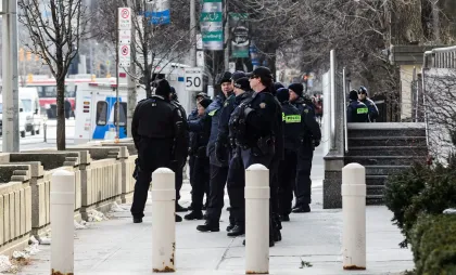 Polițiști canadieni în fața consulatului SUA din Toronto Polițiști canadieni în fața consulatului SUA din Toronto