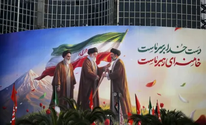 Banner cu ayatollahul Mojtaba Khamenei și tatăl lui, Ali Khamenei, amplasat în piața Vali-e Asr din Teheran,