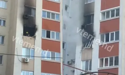 Incendiu puternic într-un bloc de locuințe din capitală, după o deflagrație: o persoană transportată la spital – VIDEO