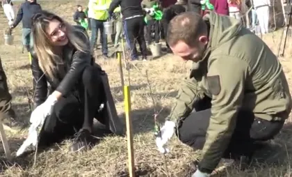 Cu mănușile pe mâini și înarmați cu unelte de muncă, voluntarii și miniștrii Mediului din Moldova și România au plantat puieți în satul Sculeni din România: „Generația Pădurii a trecut Prutul și în acest an” - VIDEO