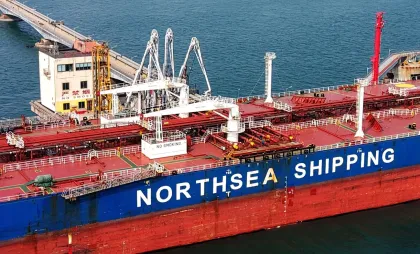 Petrolier apartinând Northsea Shipping descărcând într-un terminal în Qingdao, estul Chinei Petrolier apartinând Northsea Shipping descărcând într-un terminal în Qingdao, estul Chinei