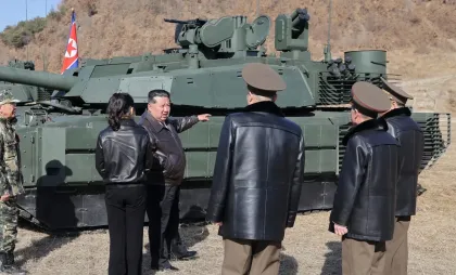 Liderul suprem nord-coreean Kim Jong Un și fiica sa Ju Ae Liderul suprem nord-coreean Kim Jong Un și fiica sa Ju Ae